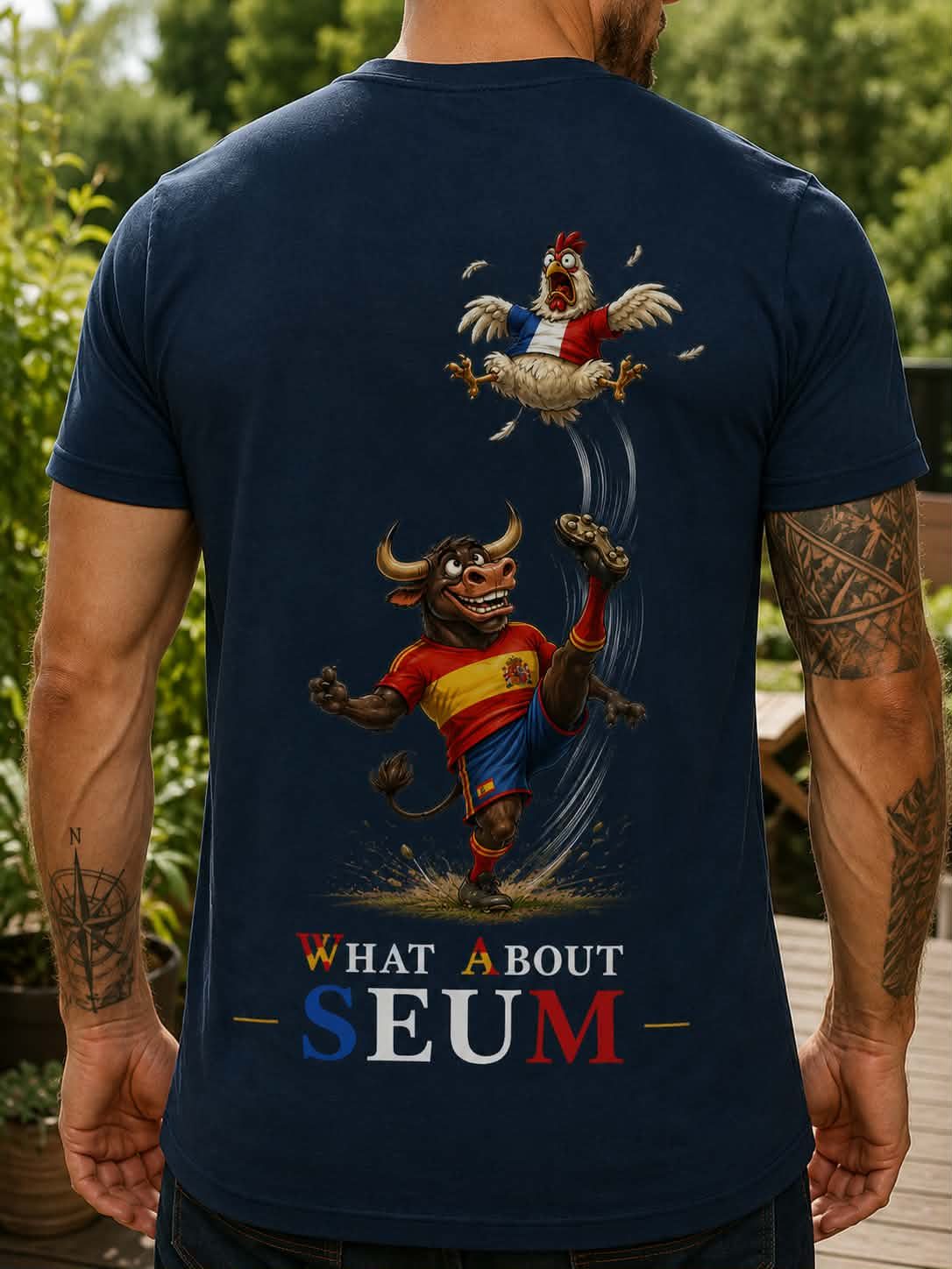 T-shirt bleu nuit, dos illustré : un taureau en maillot espagnol dégage un coq tricolore d'un coup de pied